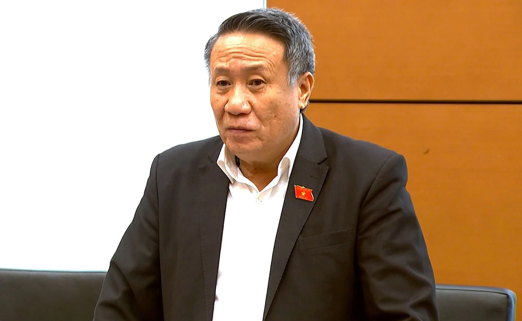 Đại biểu Hà Sỹ Đồng góp ý dự thảo nghị quyết.