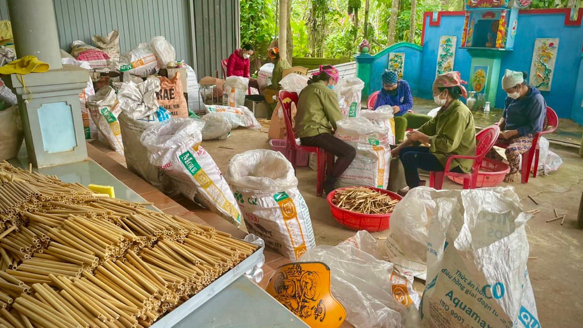 Những hình ảnh về một thời sản xuất ống hút tre giờ đây là ký ức khởi nghiệp đẹp với Hoàng Thị Thủy - Ảnh: M.N
