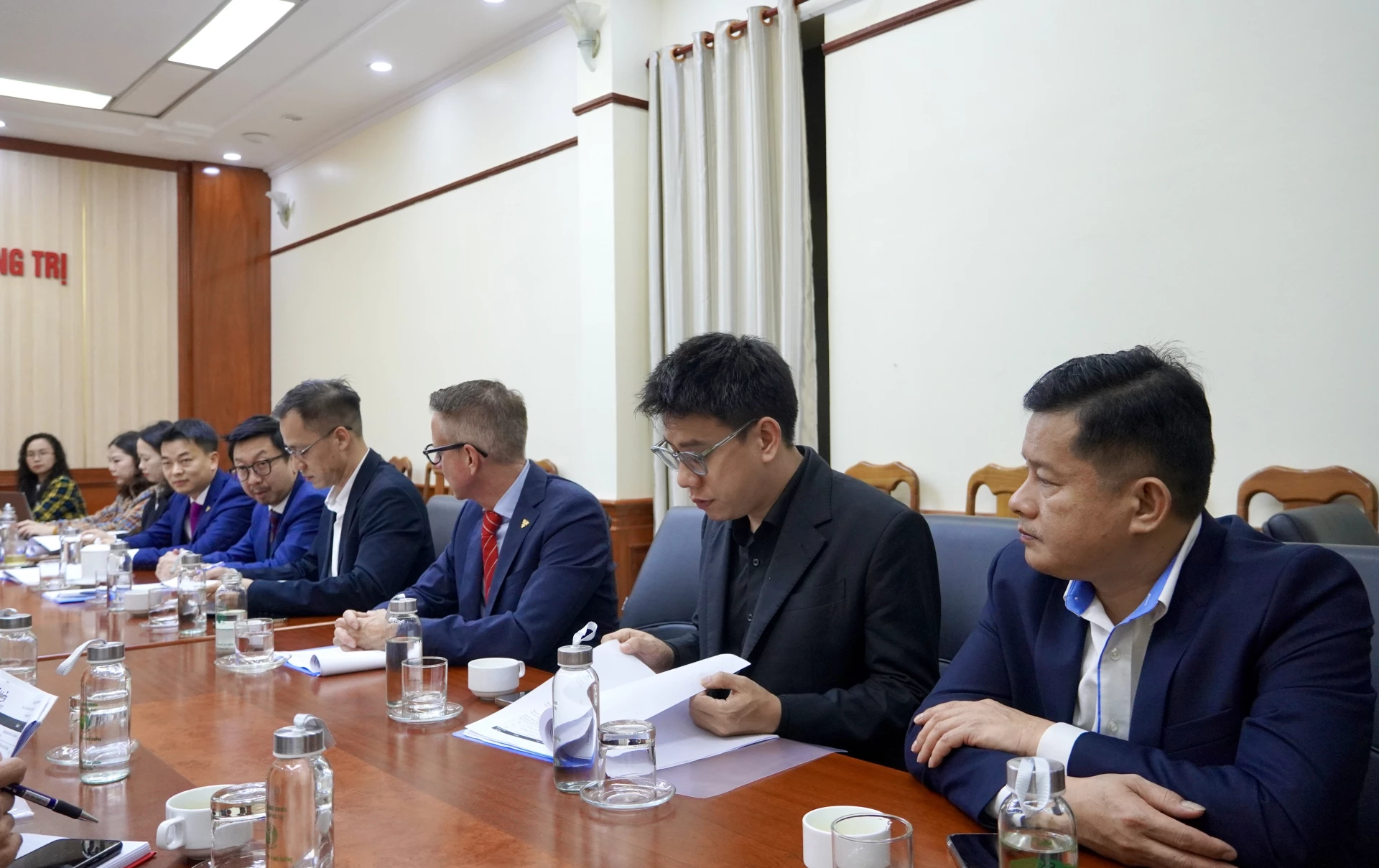 Các đại biểu dự buổi làm việc - Ảnh: H.N