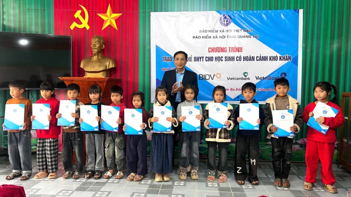 Tặng thẻ bảo hiểm y tế cho học sinh có hoàn cảnh khó khăn