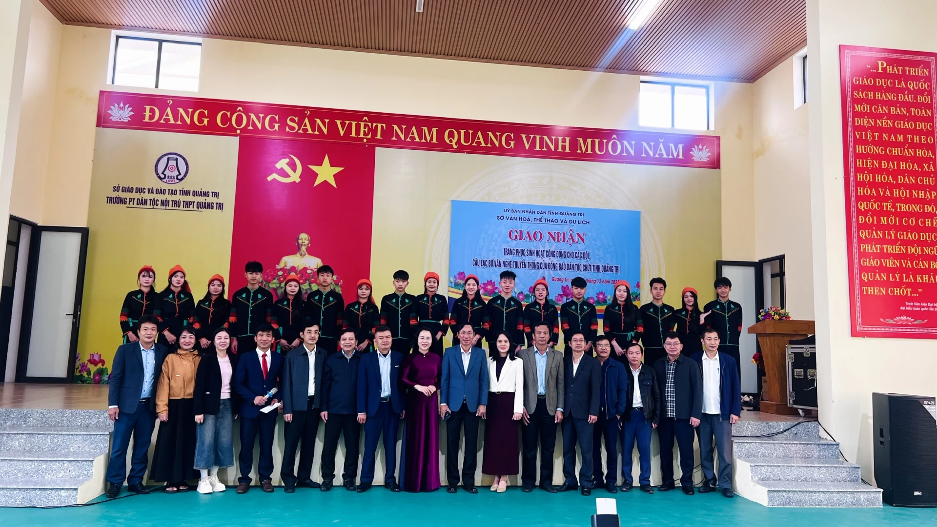 Đại biểu và các đội văn nghệ đồng bào Chứt chụp ảnh lưu niệm trong trang phục sinh hoạt cộng đồng được trao tặng- Ảnh: H.T