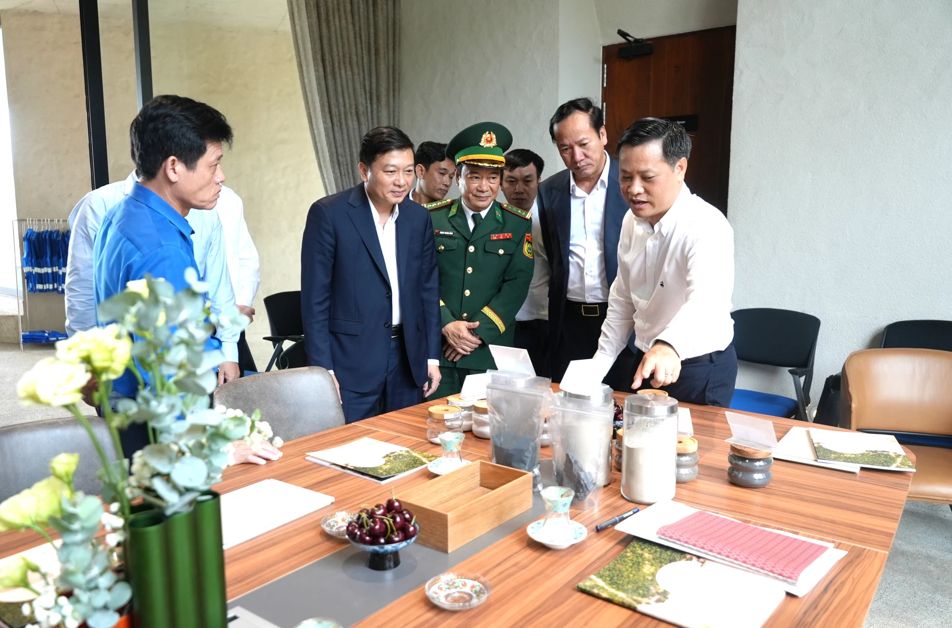 Đồng chí Lê Hồng Vinh, Chủ tịch UBND tỉnh kiểm tra hoạt động sản xuất kinh doanh tại Nhà máy Chế biến khoáng sản Titan Hoàng Long - Ảnh: Trung Đức