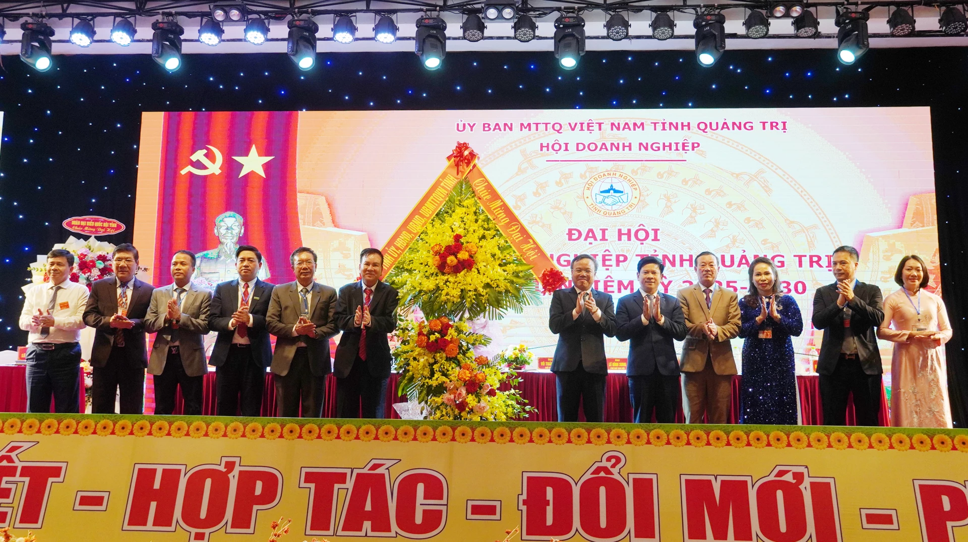 Các đồng chí lãnh đạo tỉnh tặng hoa chúc mừng đại hội - Ảnh: X.P