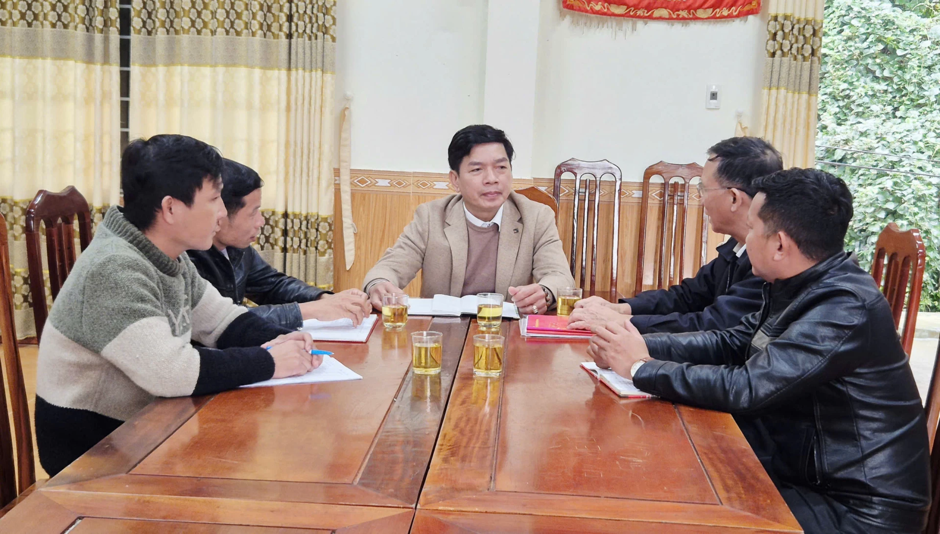 Đảng ủy xã Ái Tử làm việc với Chi bộ thôn Hà Xá về xây dựng khu dân cư kiểu mẫu - Ảnh: K.S