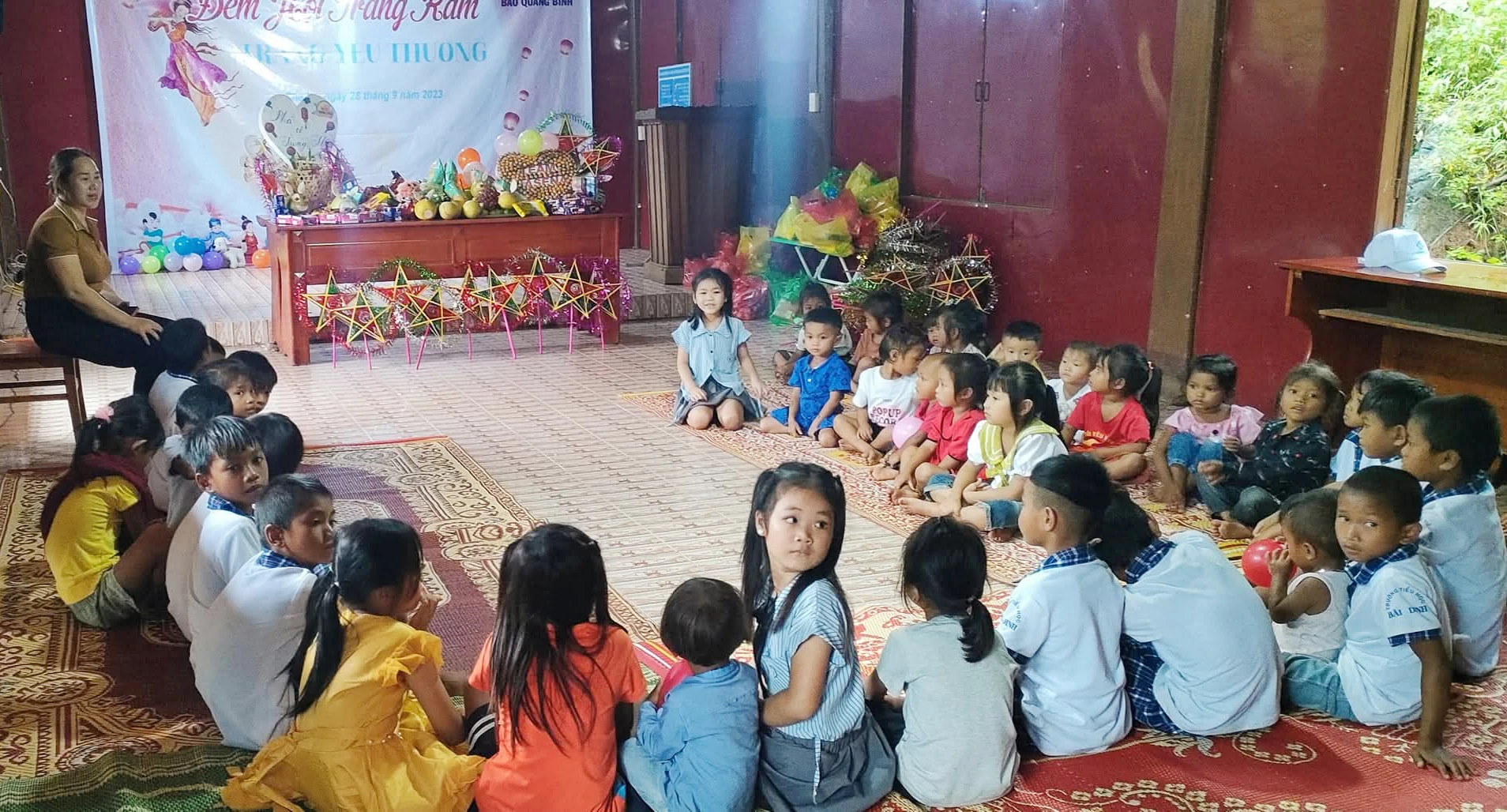 Chi đoàn Báo và phát thanh, truyền hình Quảng Trị phối hợp với các đơn vị đồng hành tổ chức Tết Trung thu cho trẻ em bản Cha Lo - Ảnh: X.V