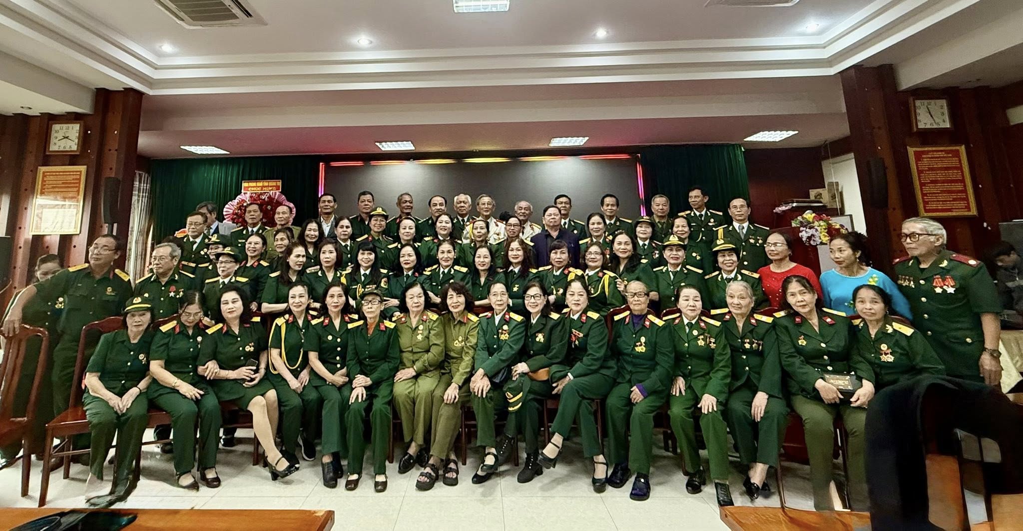 Những người lính cầm đàn gặp gỡ, nhớ về thời thanh xuân sôi nổi - Ảnh: M.N