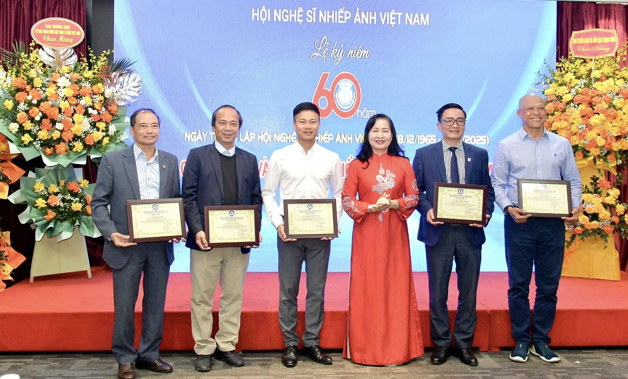 Đại diện lãnh đạo Hội NSNA Việt Nam phong tặng các tước hiệu: NSNA đặc biệt xuất sắc và NSNA xuất sắc (NSNA Lê Đức Thành thứ hai, từ trái sang). Ảnh: NVCC