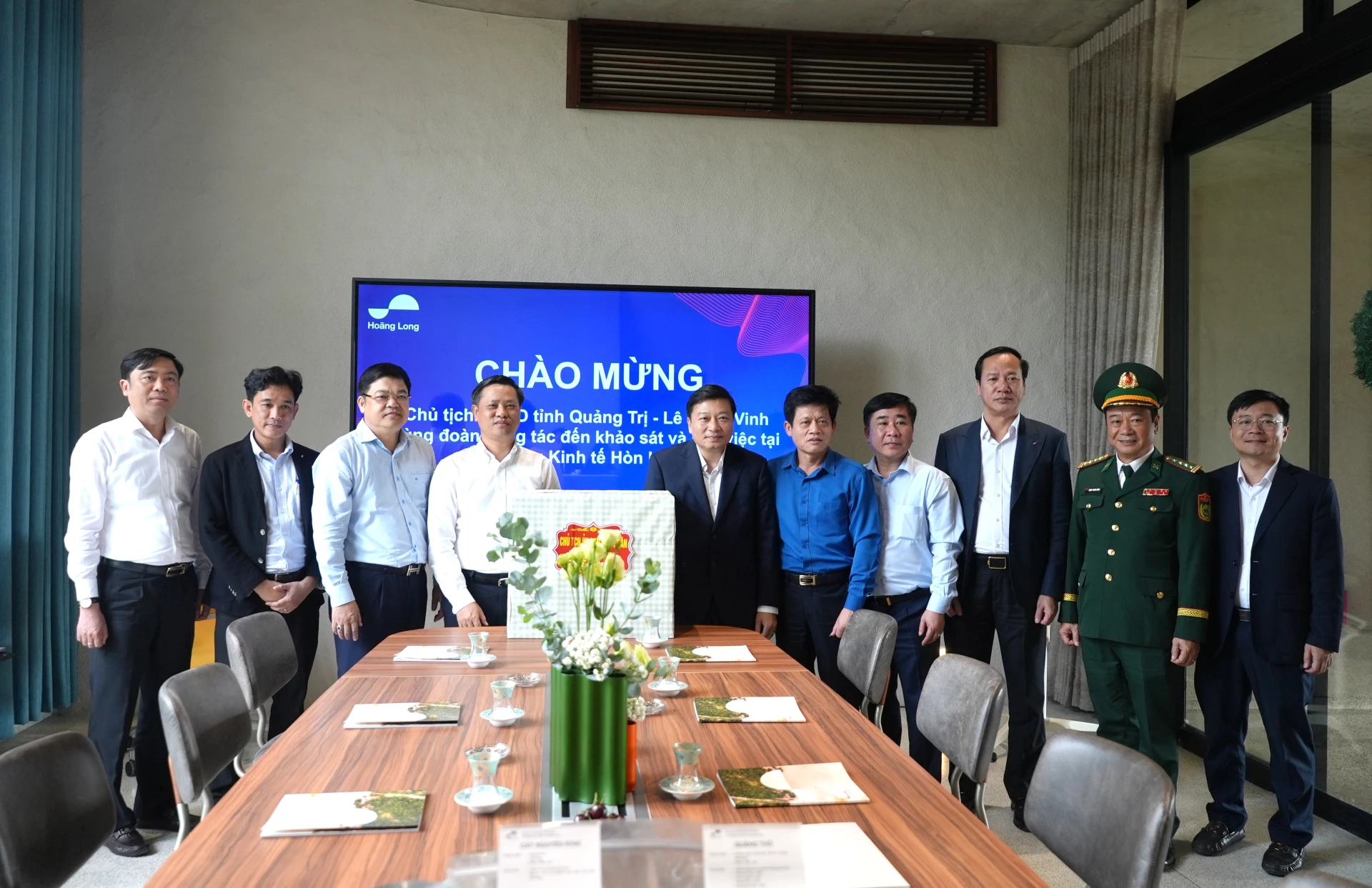 Đồng chí Lê Hồng Vinh, Chủ tịch UBND tỉnh tặng quà cho Ban lãnh đạo Công ty CP Chế biến Khoáng sản Titan Hoàng Long - Ảnh: Trung Đức