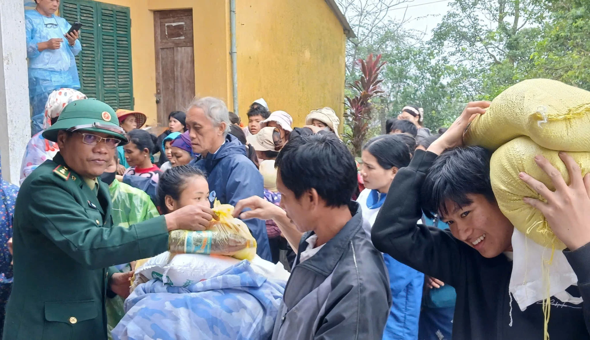 Trao quà cho người dân vùng biên giới Việt - Lào - Ảnh: K.S