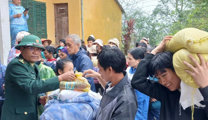Trao tặng hơn 400 suất quà cho người dân vùng biên giới Việt-Lào