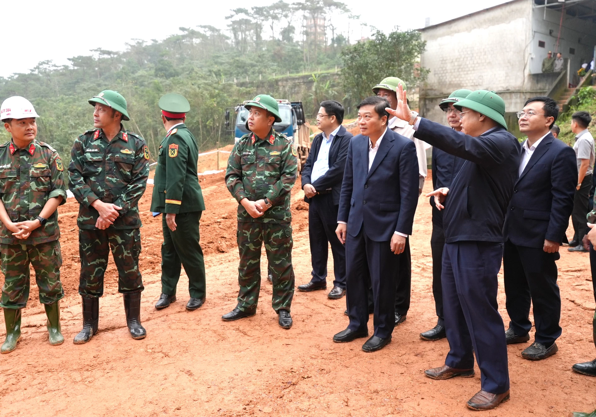 Đồng chí Lê Hồng Vinh, Chủ tịch UBND tỉnh kiểm tra tiến độ dự án khắc phục hậu quả thiên tai tại xã Khe Sanh - Ảnh: Trung Đức