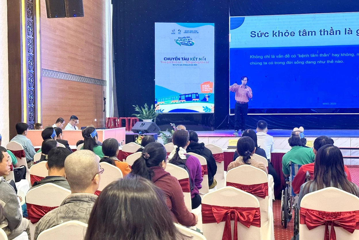 Chuyên gia tham vấn tâm lý Ngô Minh Uy nói chuyện về sức khỏe tâm thần cho người khuyết tật - Ảnh: Việt Anh