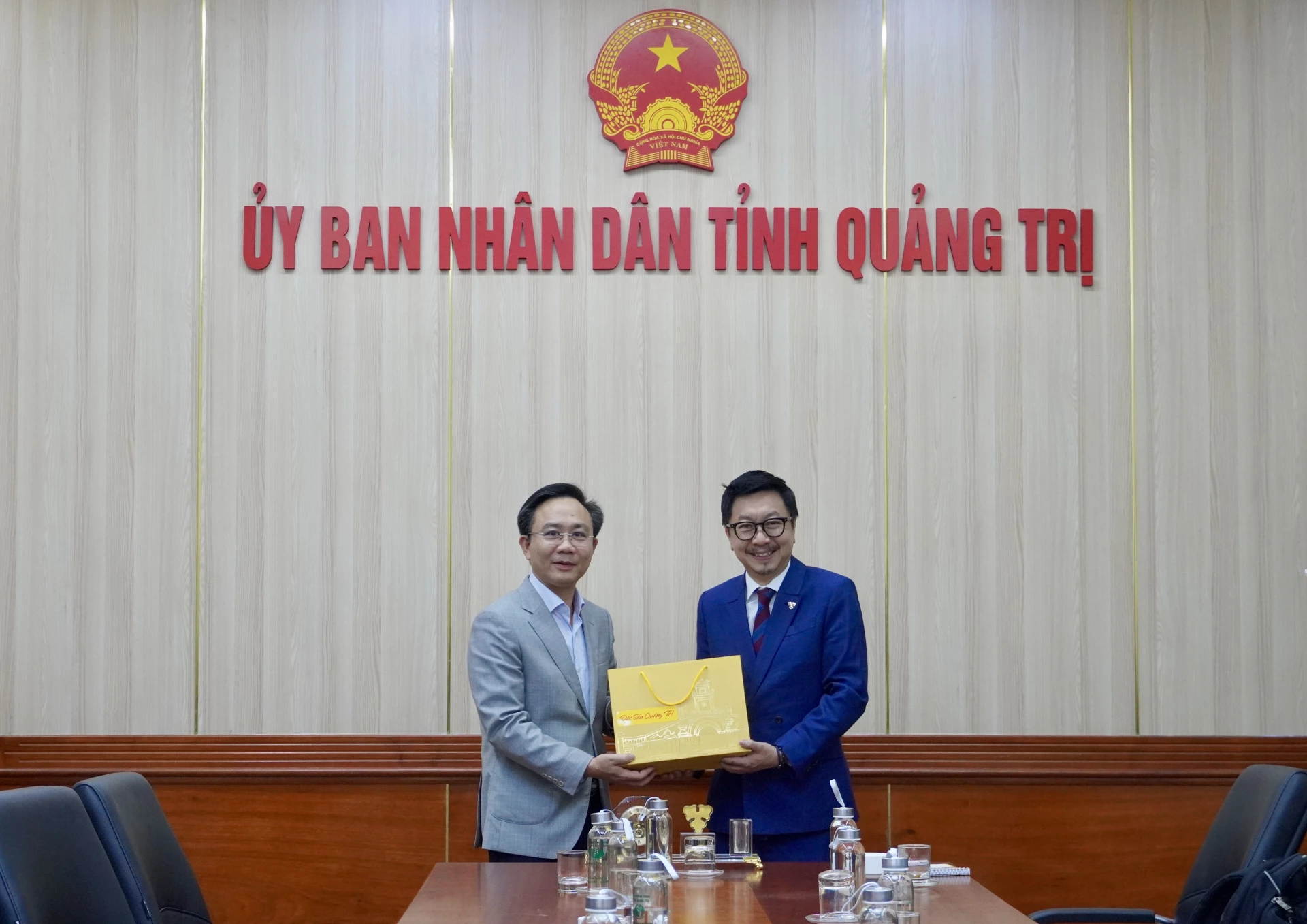 Lãnh đạo tỉnh tặng quà cho đoàn công tác Công ty Carlsberg Việt Nam - Ảnh: H.N