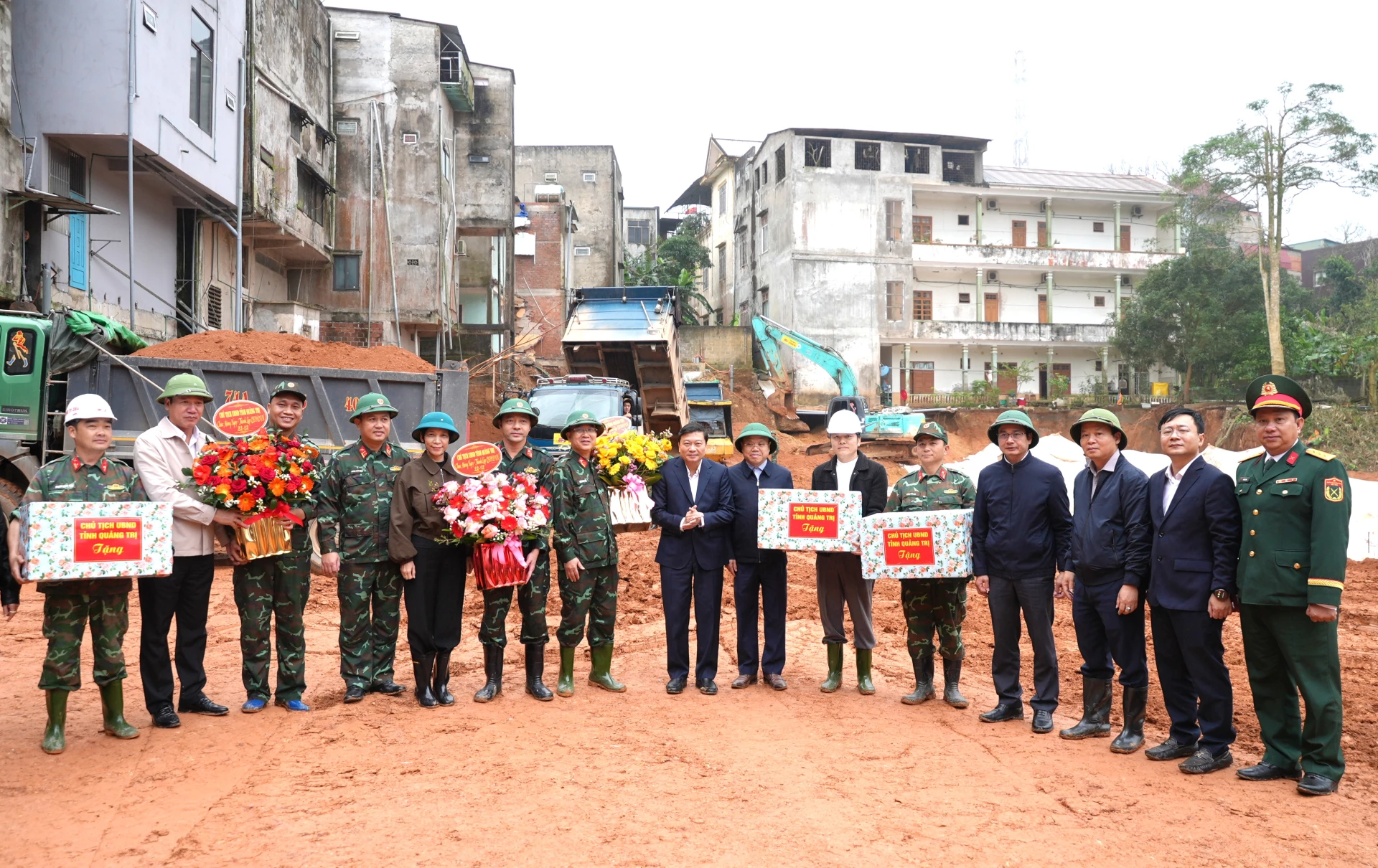 Đồng chí Lê Hồng Vinh, Chủ tịch UBND tỉnh tặng quà, động viên các đơn vị quân đội đang thực hiện dự án khắc phục hậu quả thiên tai tại xã Khe Sanh - Ảnh: Trung Đức