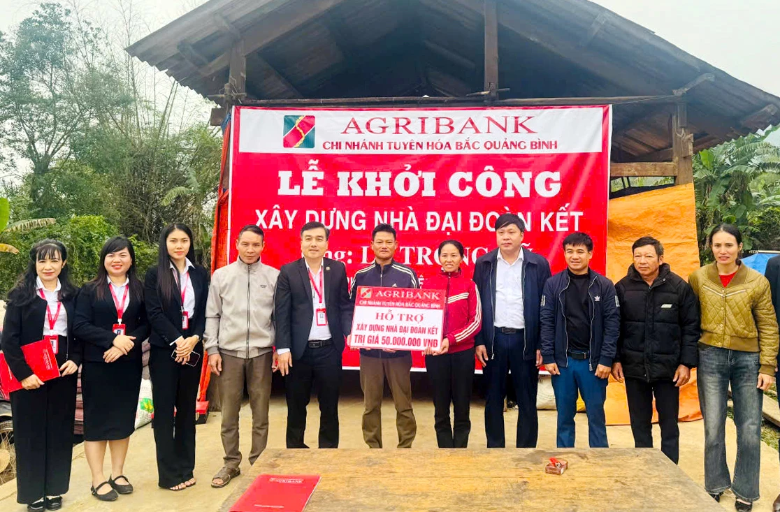 Agribank-Chi nhánh Tuyên Hóa trao biển tượng trưng hỗ trợ xây dựng nhà Đại đoàn kết cho ông Lê Trọng Vũ - Ảnh: X.V