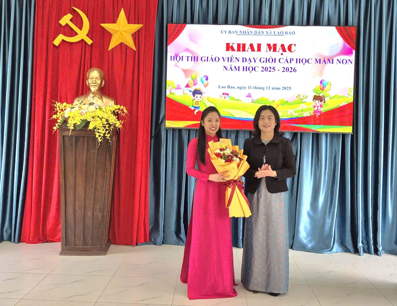 Lãnh đạo xã Lao Bảo tặng hoa động viên giáo viên tham gia hội thi - Ảnh: K.S