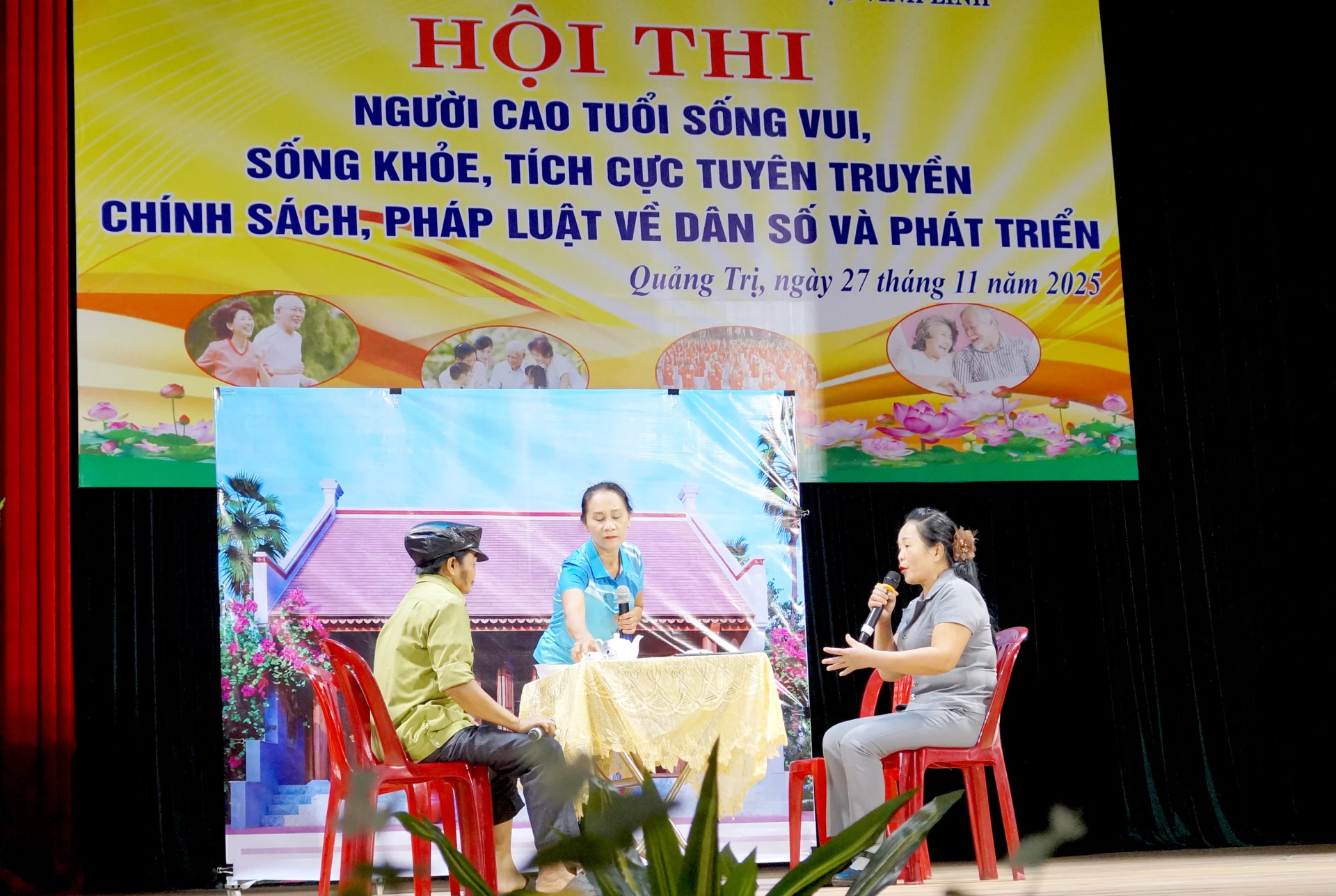 Phần thi tài năng đã thể hiện được lối diễn xuất chuyên nghiệp từ các thành viên Câu lạc bộ Người cao tuổi - Ảnh: V.H