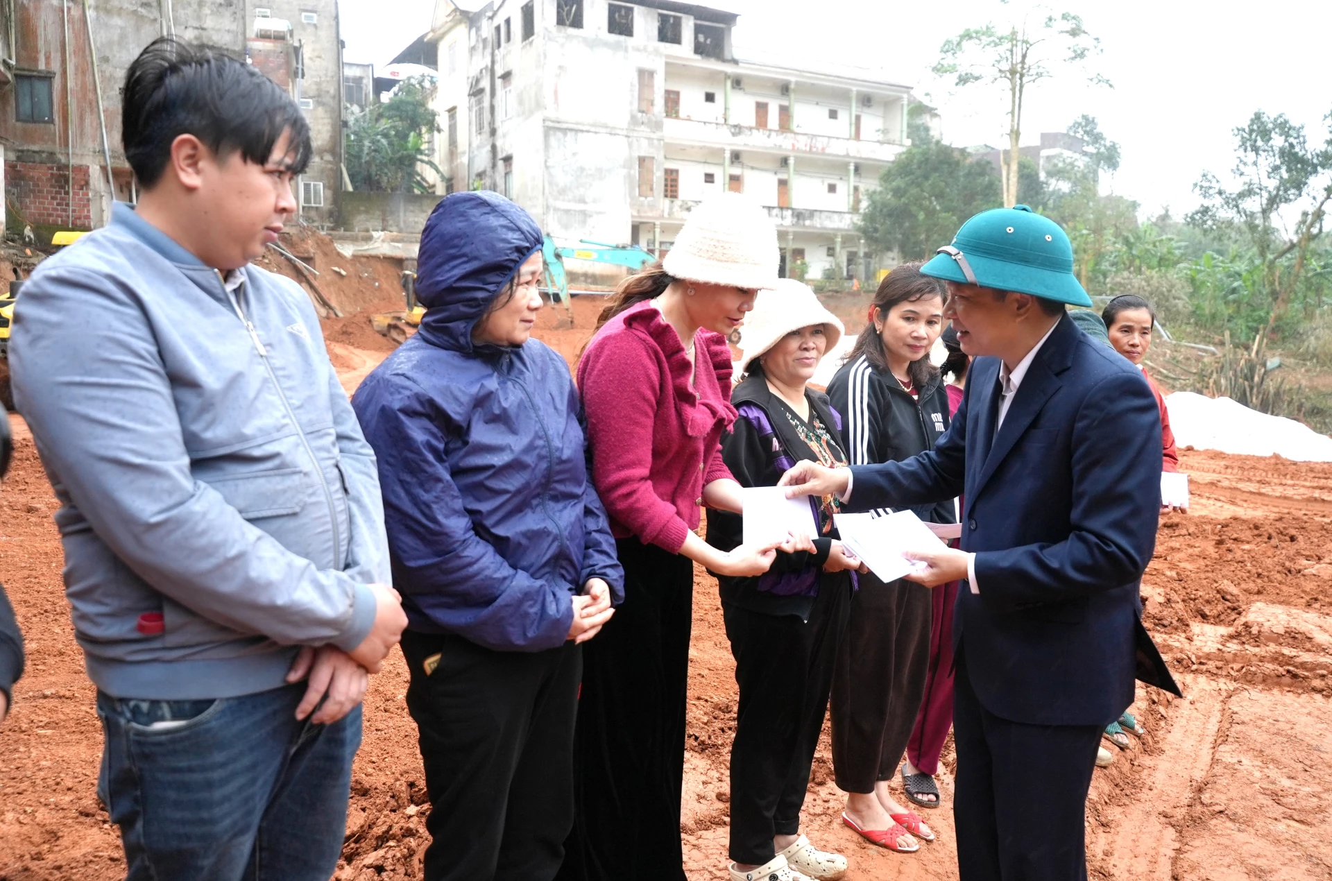 Đồng chí Lê Hồng Vinh, Chủ tịch UBND tỉnh thăm hỏi, động viên các hộ dân có nhà ở bị ảnh hưởng do sụt trượt tại xã Khe Sanh - Ảnh: Trung Đức