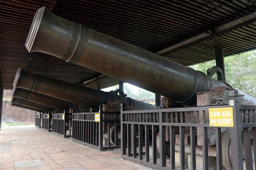 Năm khẩu súng thần công được đặt ở cửa Quảng Đức, Kinh thành Huế. (Ảnh: Đỗ Trưởng/TTXVN)