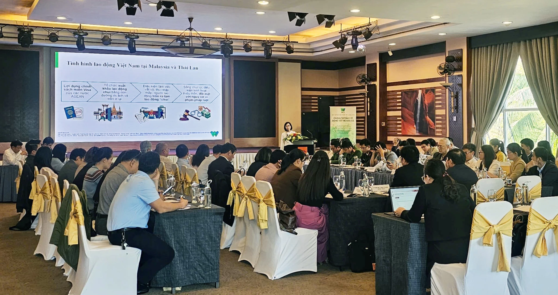Đại diện Tổ chức WCS chia sẻ thông tin về tình hình công dân Việt Nam vi phạm pháp luật về nhập cư, cư trú và bảo vệ động, thực vật hoang dã tại Malaysia và Thái Lan- Ảnh: L.C.
