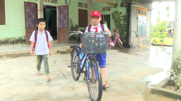 Hoàn cảnh đáng thương của 2 anh em mồ côi ở xã Lệ Ninh