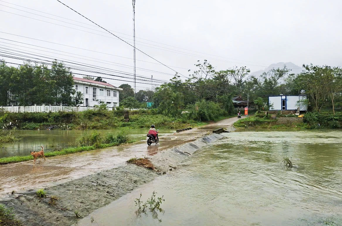 Đường giao thông dễ bị ngập nước kéo dài sau mưa lớn gây khó khăn trong phát triển hạ tầng - Ảnh: H.C