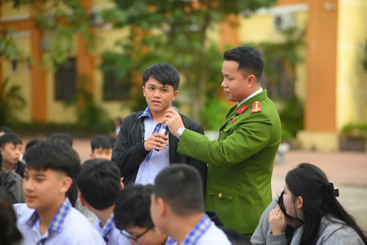 Tuyên truyền, phổ biến, giáo dục pháp luật về trật tự an toàn giao thông cho học sinh trong trường học - Ảnh: C.H