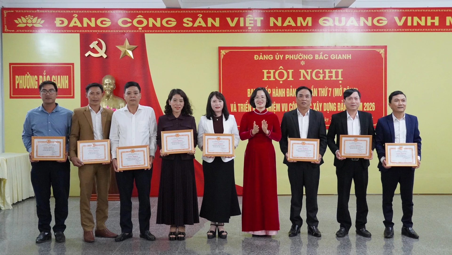 Lãnh đạo phường Bắc Gianh tặng giấy khen cho 2 cá nhân hoàn thành xuất sắc nhiệm vụ 5 năm, giai đoạn 2021-2025.