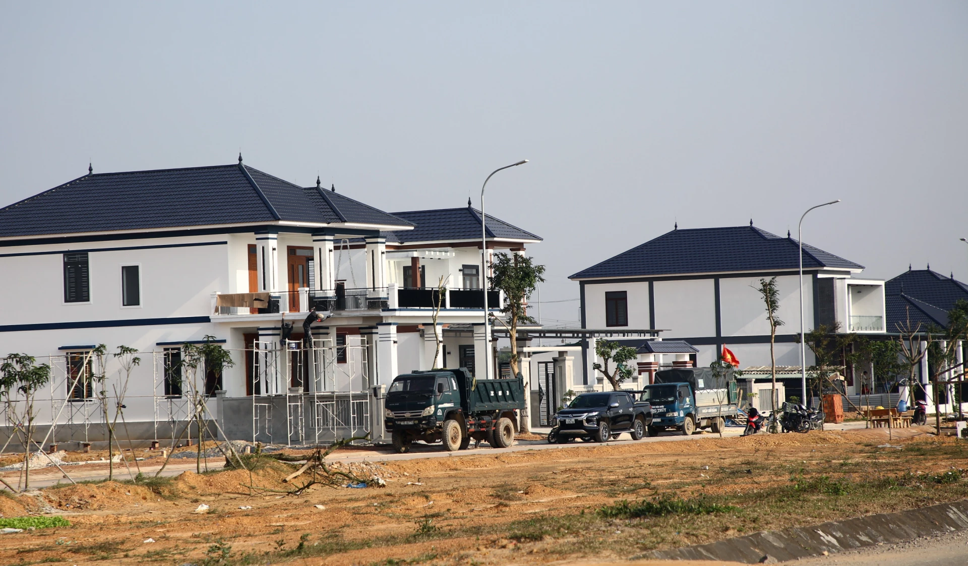 Những ngôi nhà khang trang được quy hoạch đồng bộ tại các khu tái định cư dự án Đường bộ cao tốc Bắc-Nam trên địa bàn tỉnh - Ảnh: L.C