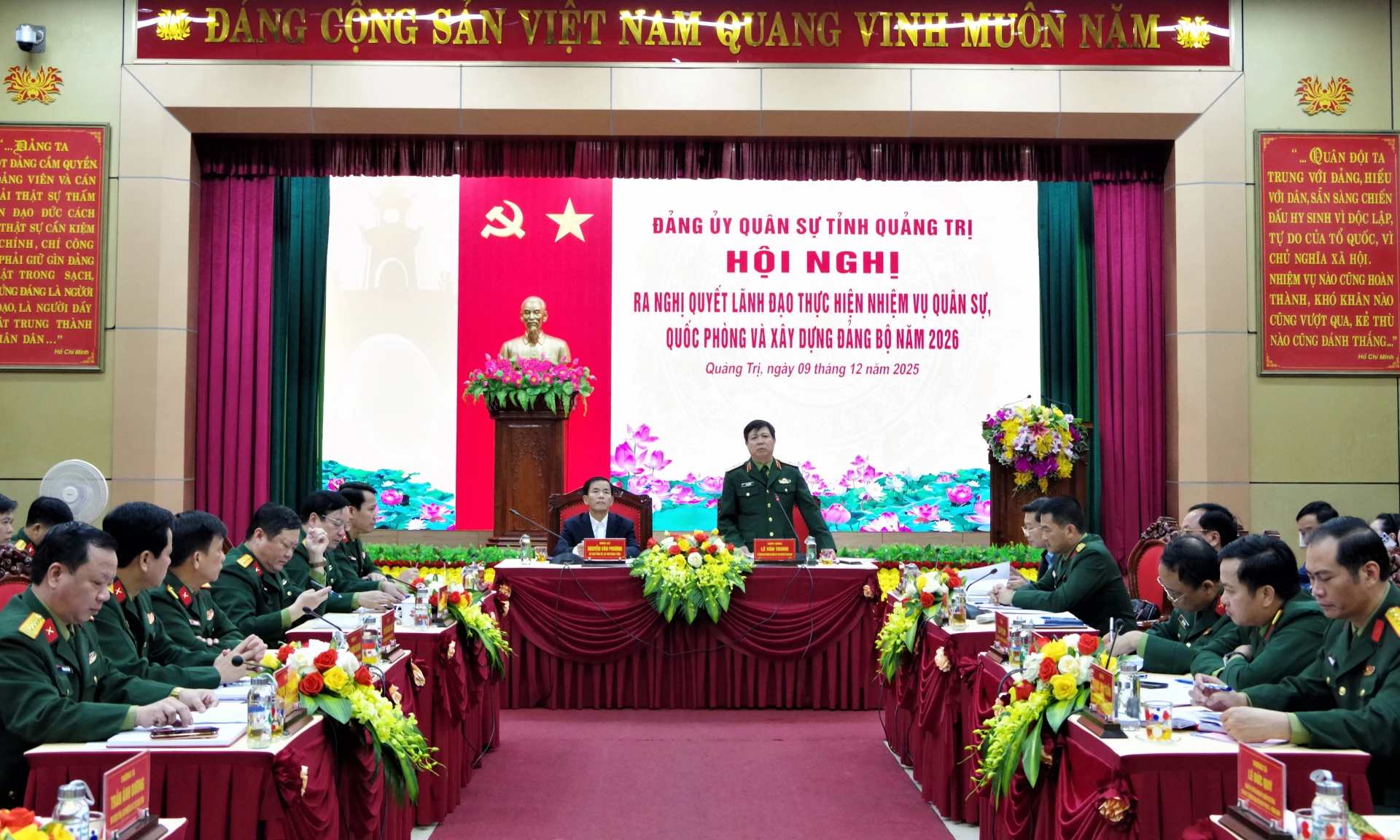 Đồng chí Thiếu tướng Lê Văn Trung, Ủy viên Ban Thường vụ Đảng ủy, Phó Chính ủy Quân khu 4 phát biểu chỉ đạo tại hội nghị.