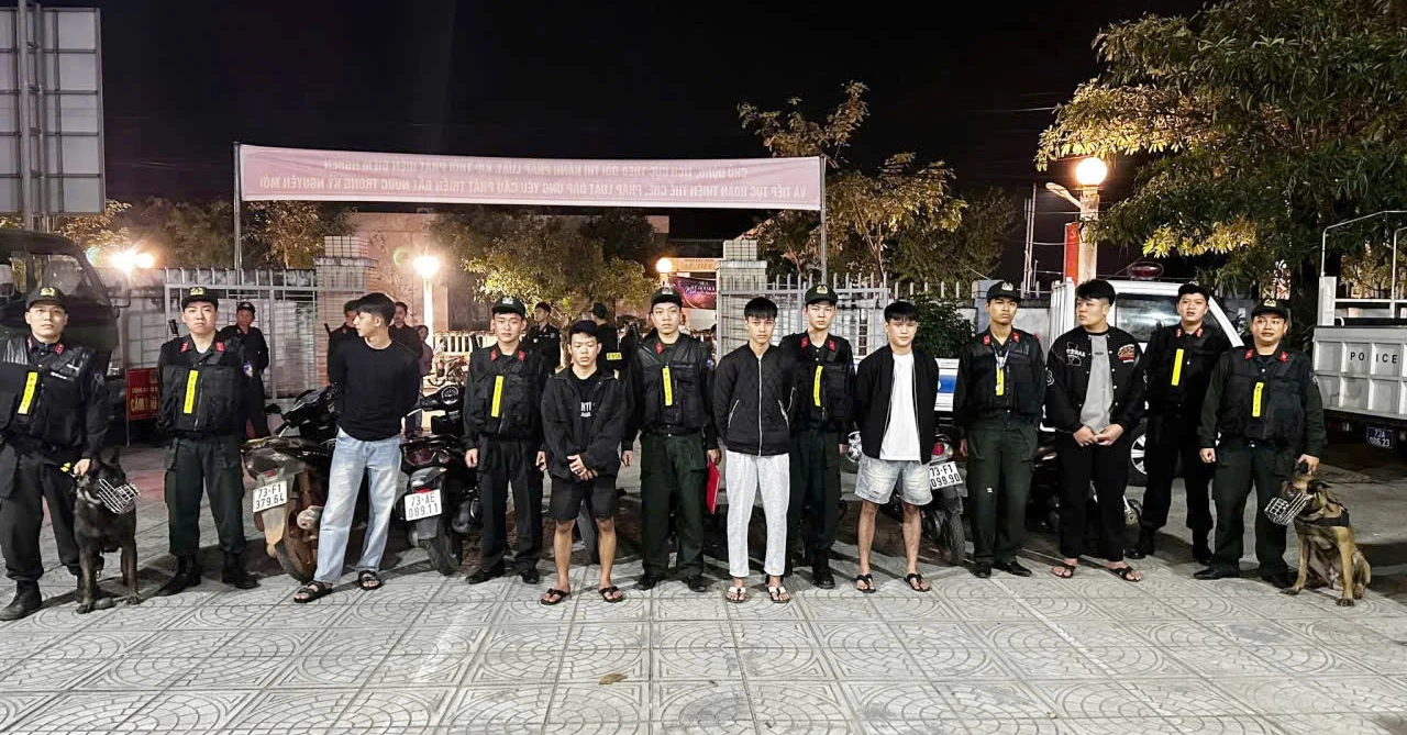 Công an xã Đông Trạch phối hợp với các đơn vụ nghiệp vụ (Công an tỉnh) kiểm tra, xử lý các trường hợp vi phạm an toàn giao thông - Ảnh: C.H