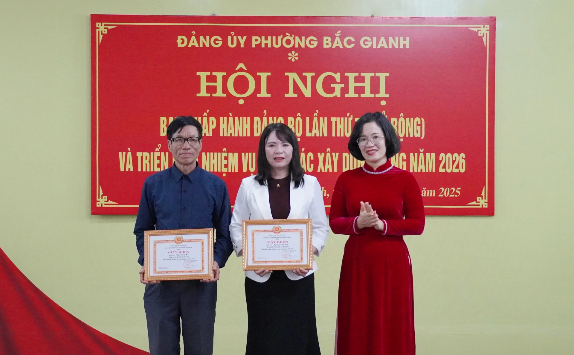 Tặng giấy khen cho các tập thể hoàn thành xuất sắc nhiệm vụ năm 2025. 