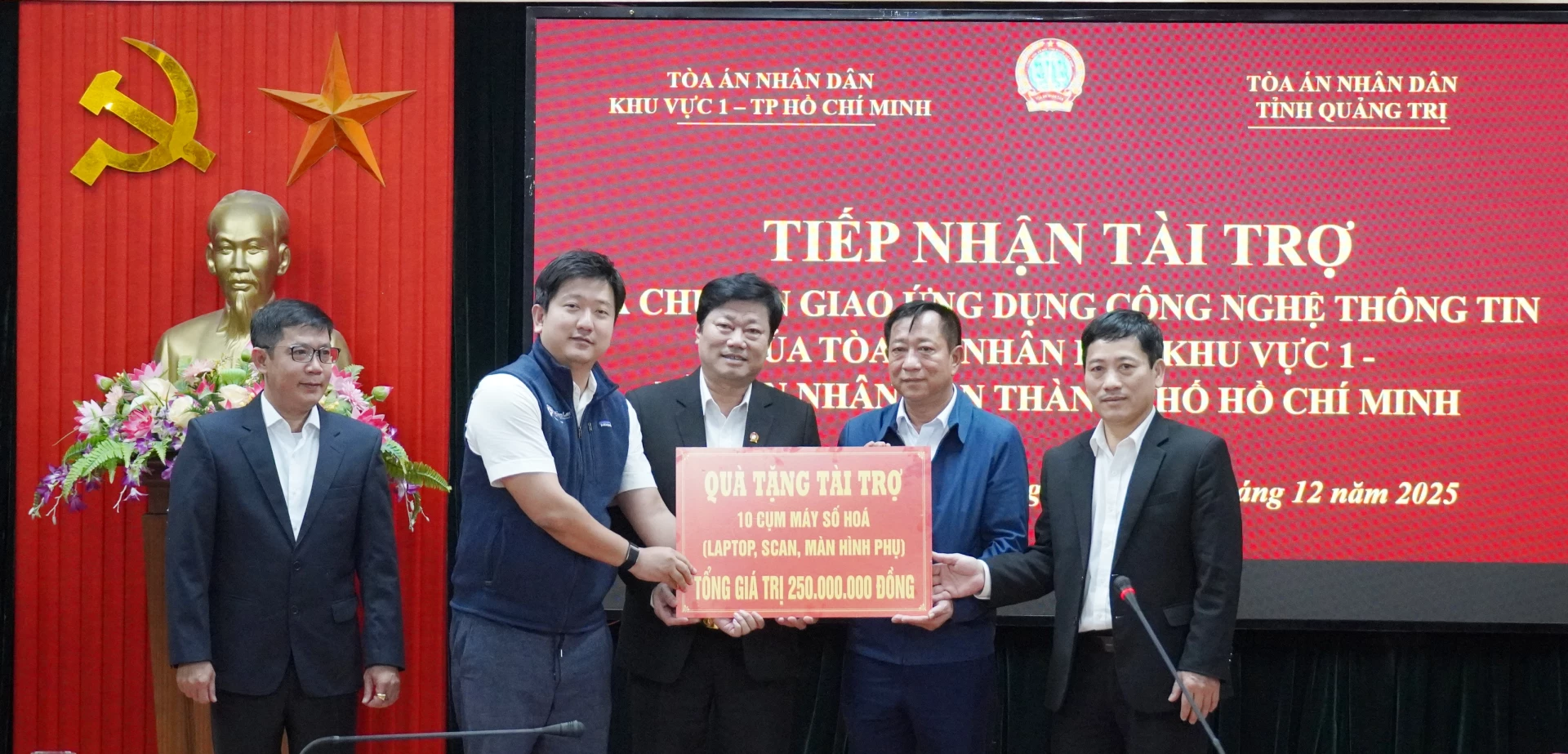 TAND Khu vực 1, TP. Hồ Chí Minh tặng gói thiết bị máy móc phục vụ cho TAND tỉnh.