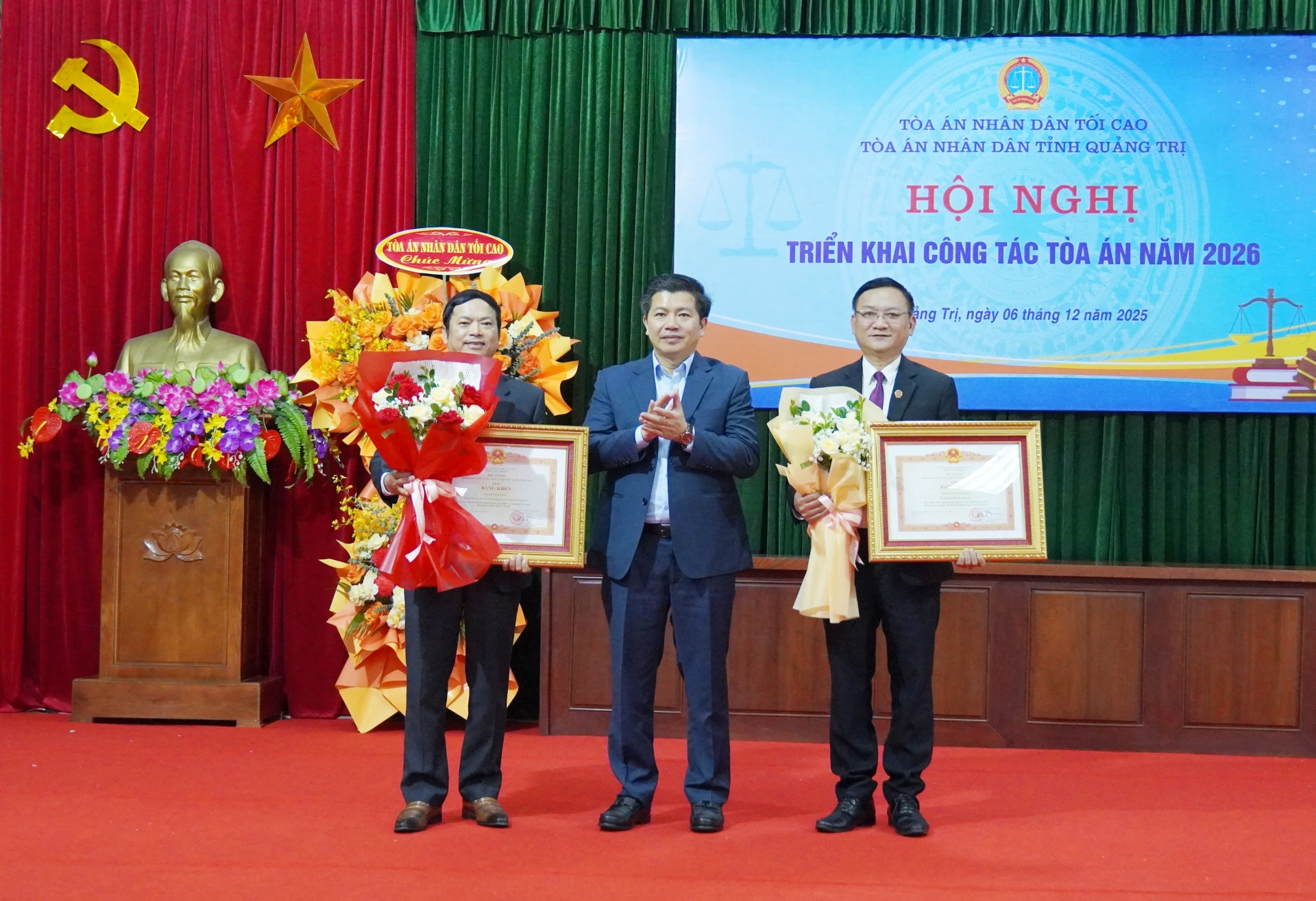 Đồng chí Phó Bí thư Thường trực Tỉnh ủy trao Bằng khen của Thủ tướng Chính phủ cho các tập thể, cá nhân. (Ảnh C. H).