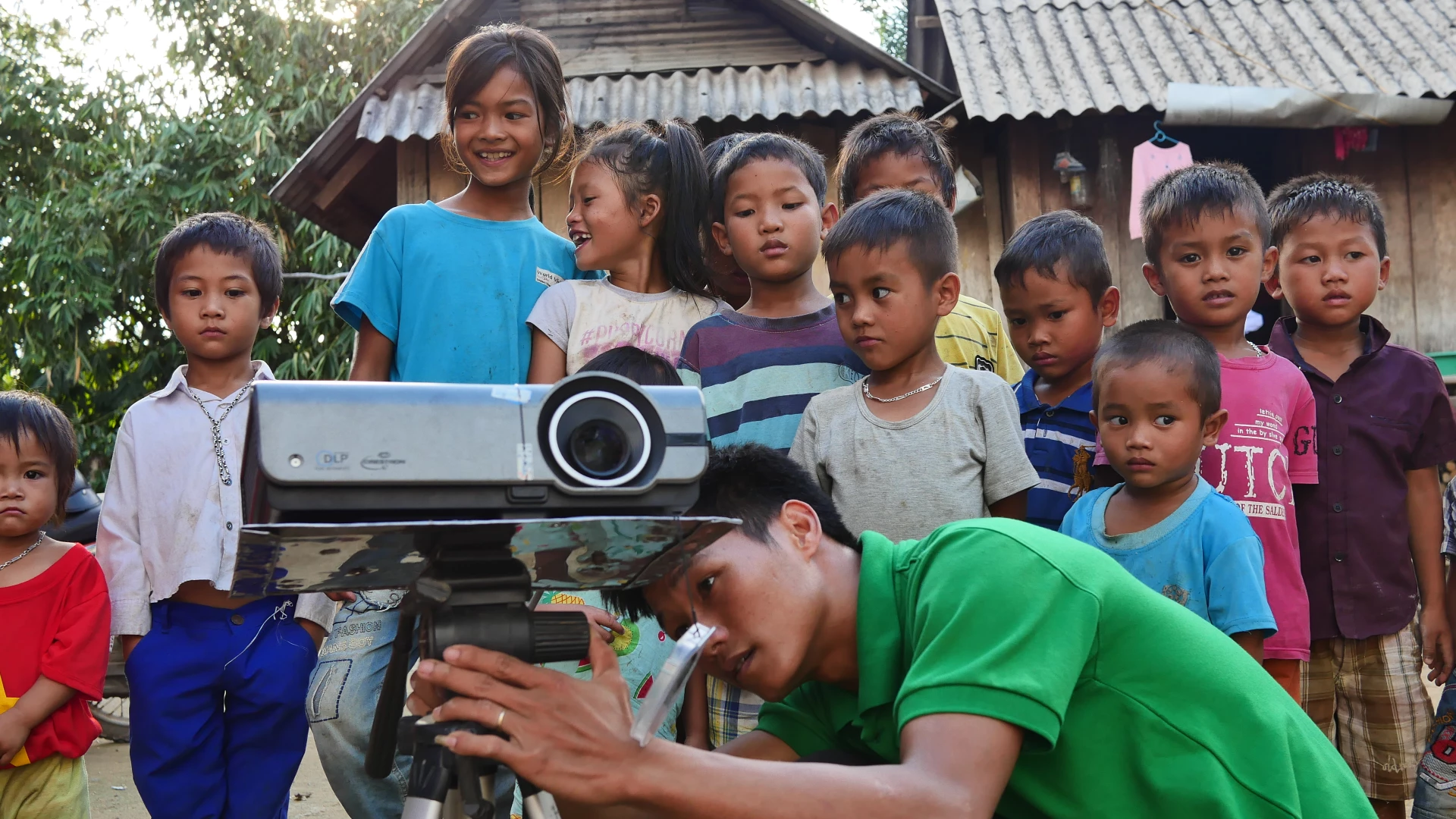 Công tác chuẩn bị trước mỗi buổi chiếu phim của Đội chiếu phim số 1 - Ảnh: P.T.L