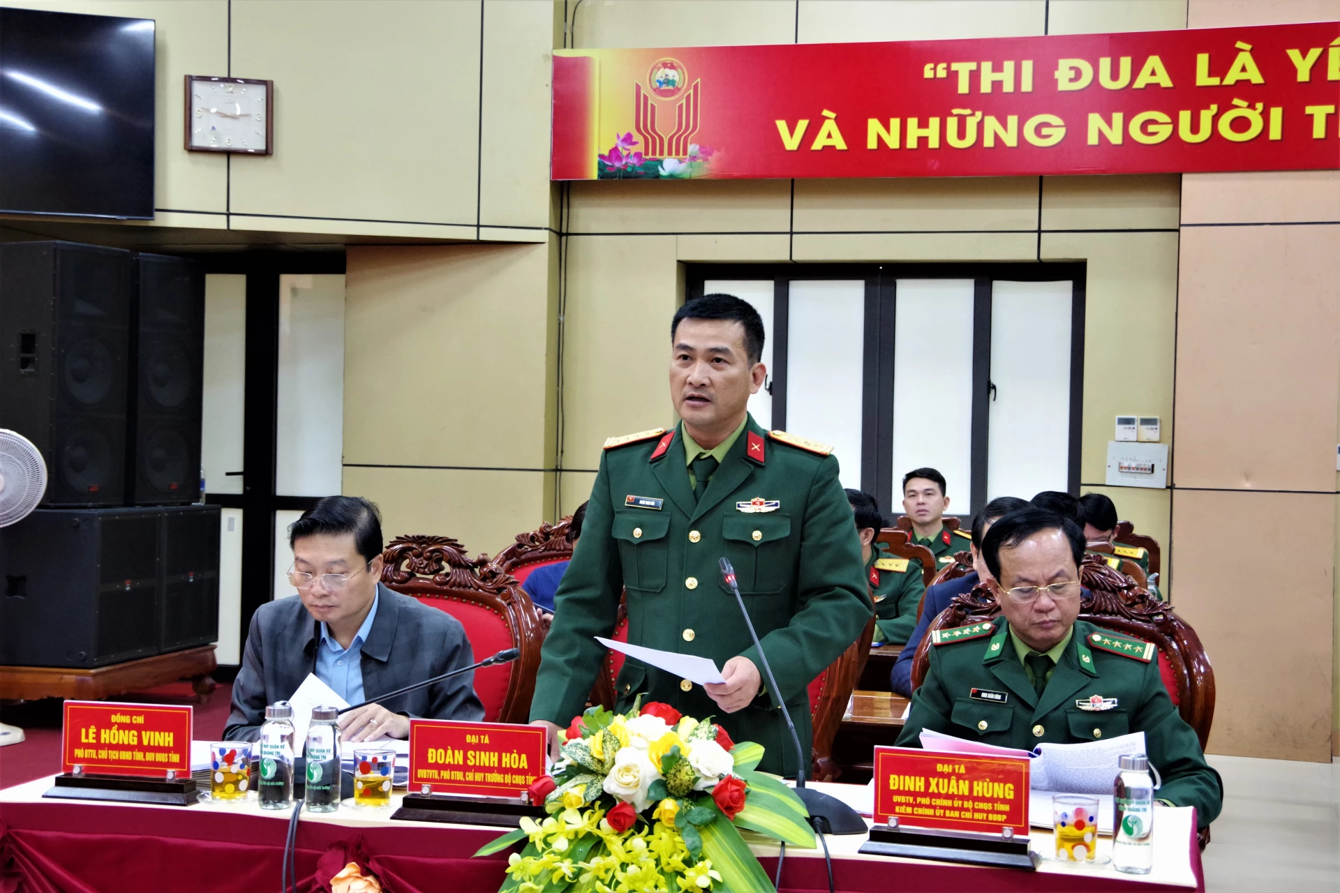 Đồng chí đại tá Đoàn Sinh Hòa, Ủy viên Ban Thường vụ Tỉnh ủy, Chỉ huy trưởng Bộ CHQS tỉnh phát biểu tại hội nghị.