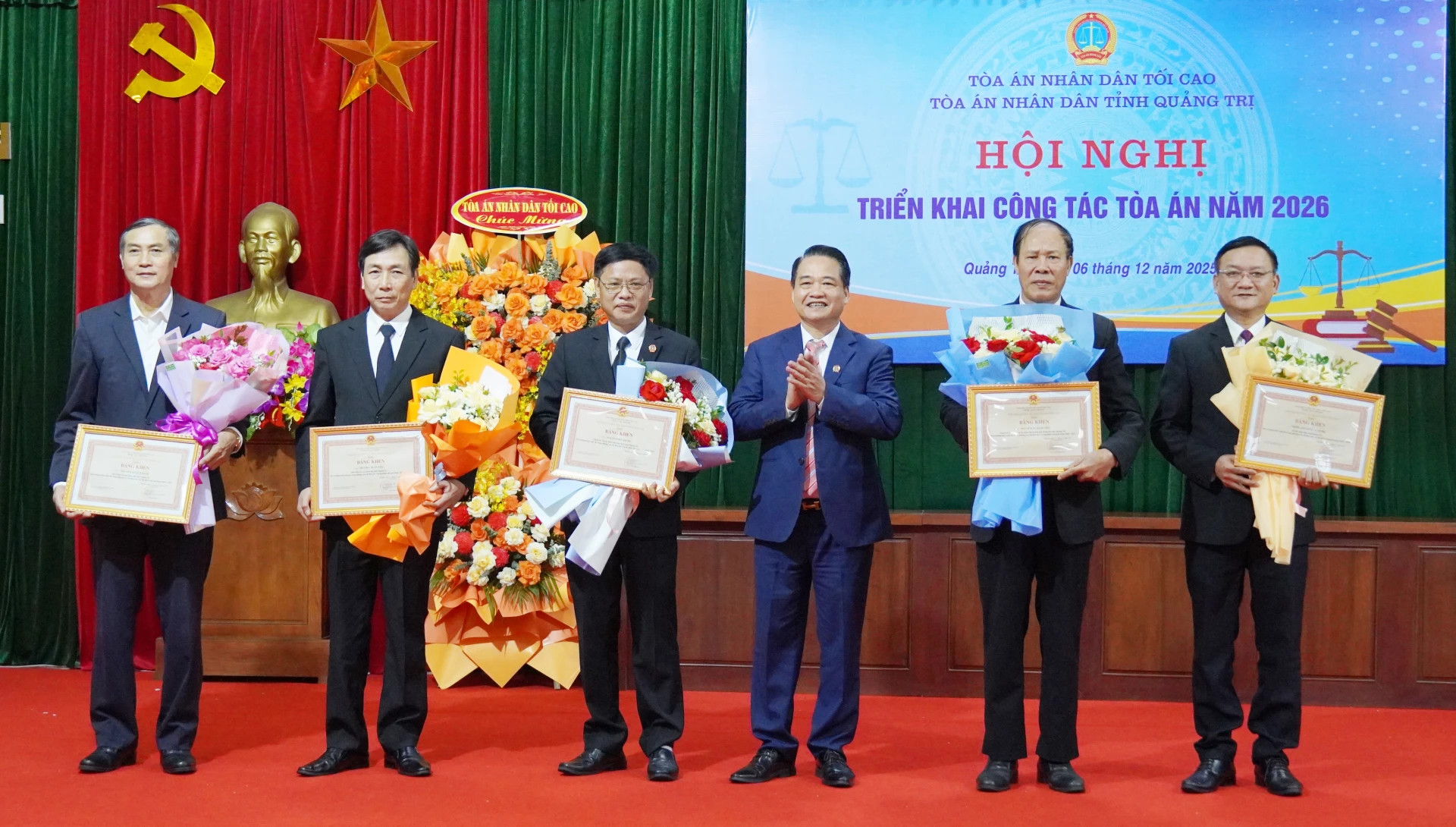 Các tập thể, cá nhân được Chánh án TAND Tối cao tặng bằng khen. (Ảnh C. H).