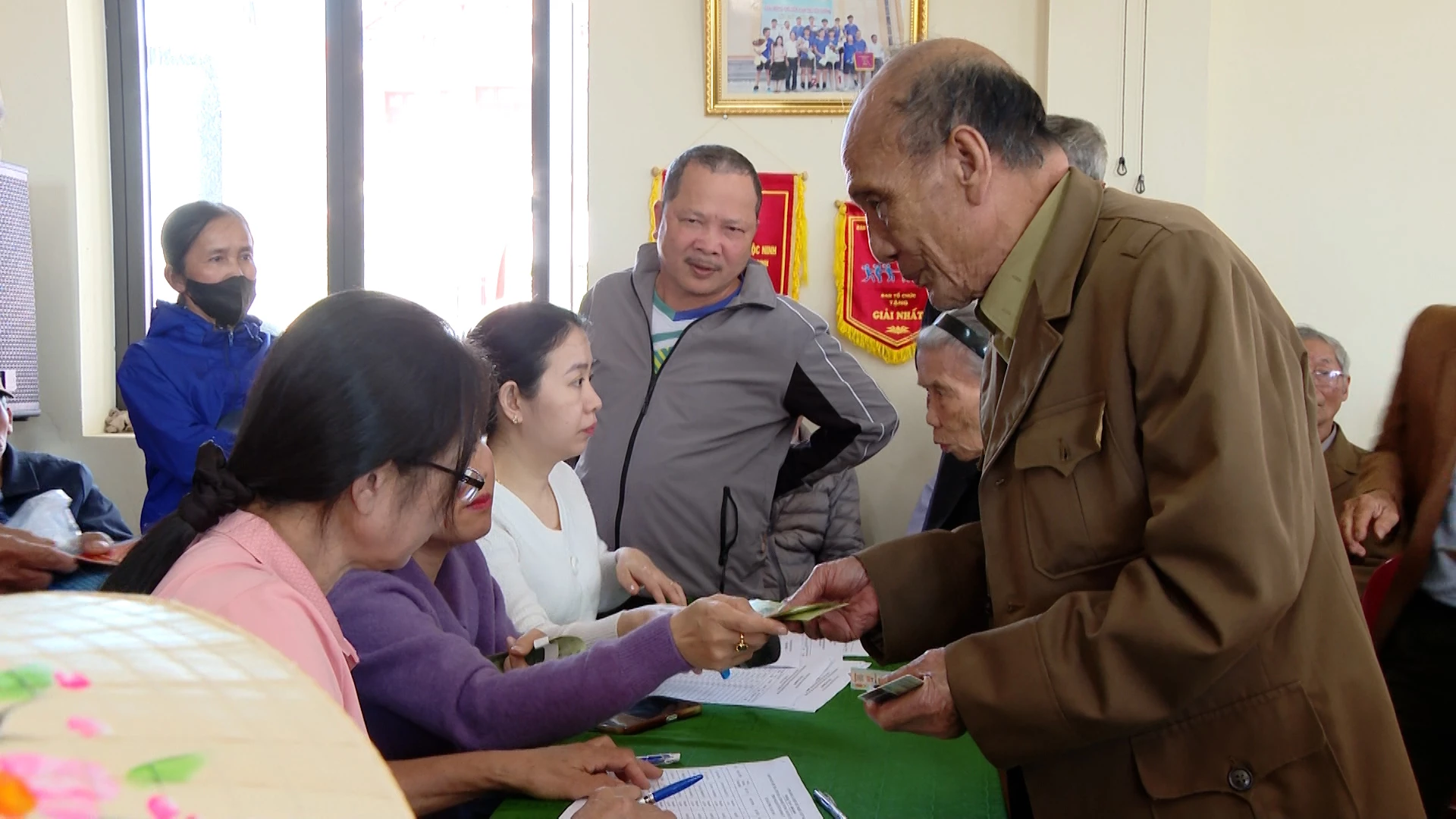 Thương binh Lê Quang Thịnh, 88 tuổi ở phường Đồng Thuận nhận quà