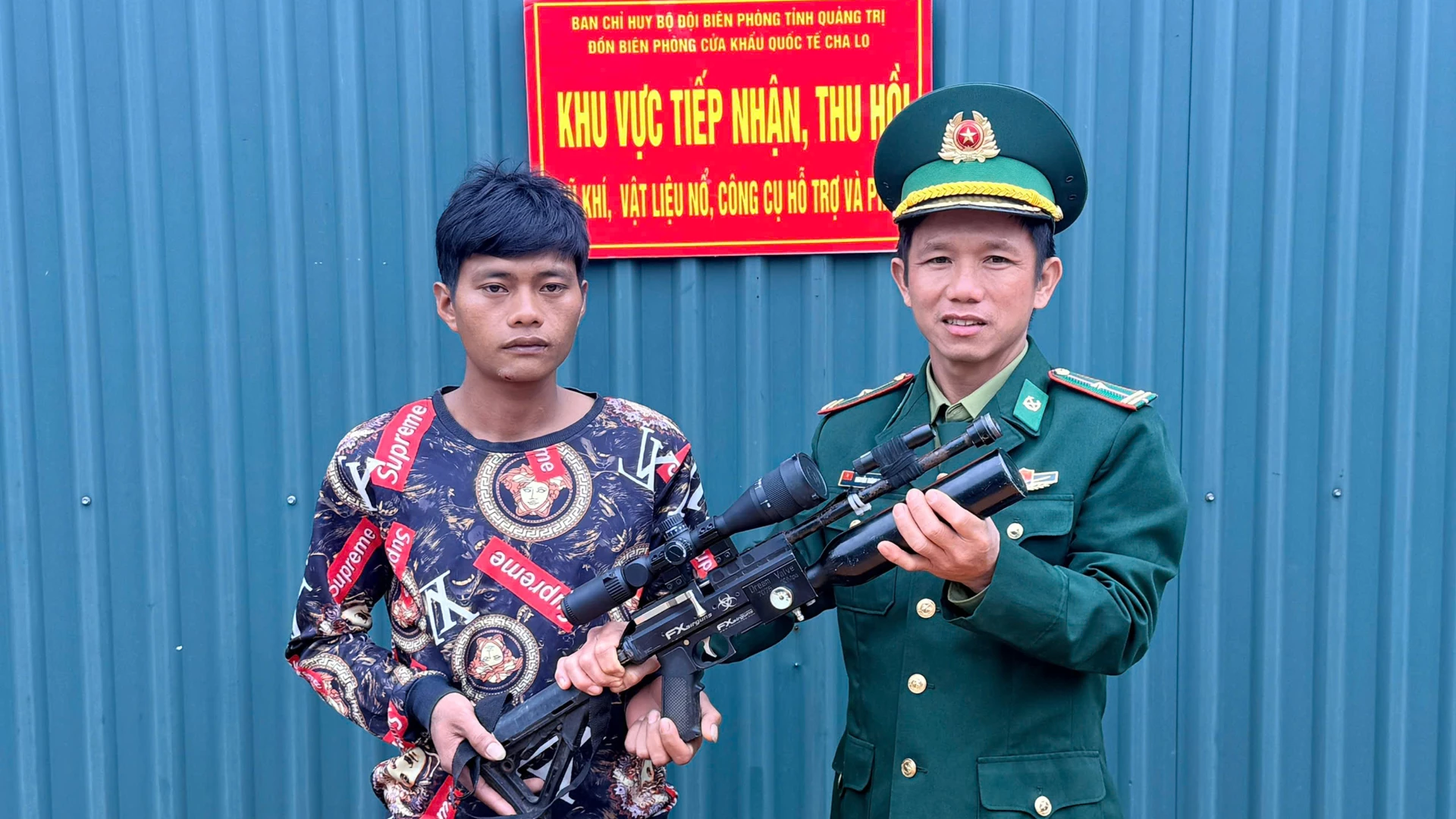 Ông Hồ Đôn tự nguyện giao nộp khẩu súng nhặt được cho Bộ đội Biên phòng - Ảnh: H.N