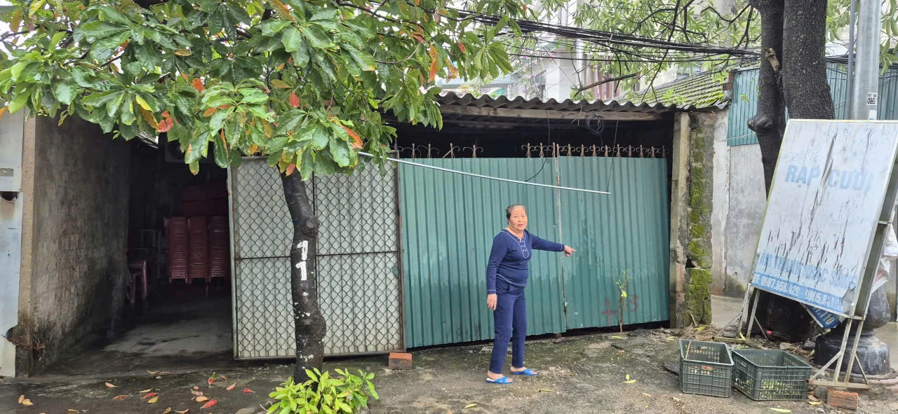Bà Nguyễn Thị Lâm bức xúc vì phải đợi quy hoạch mới - Ảnh: C.H