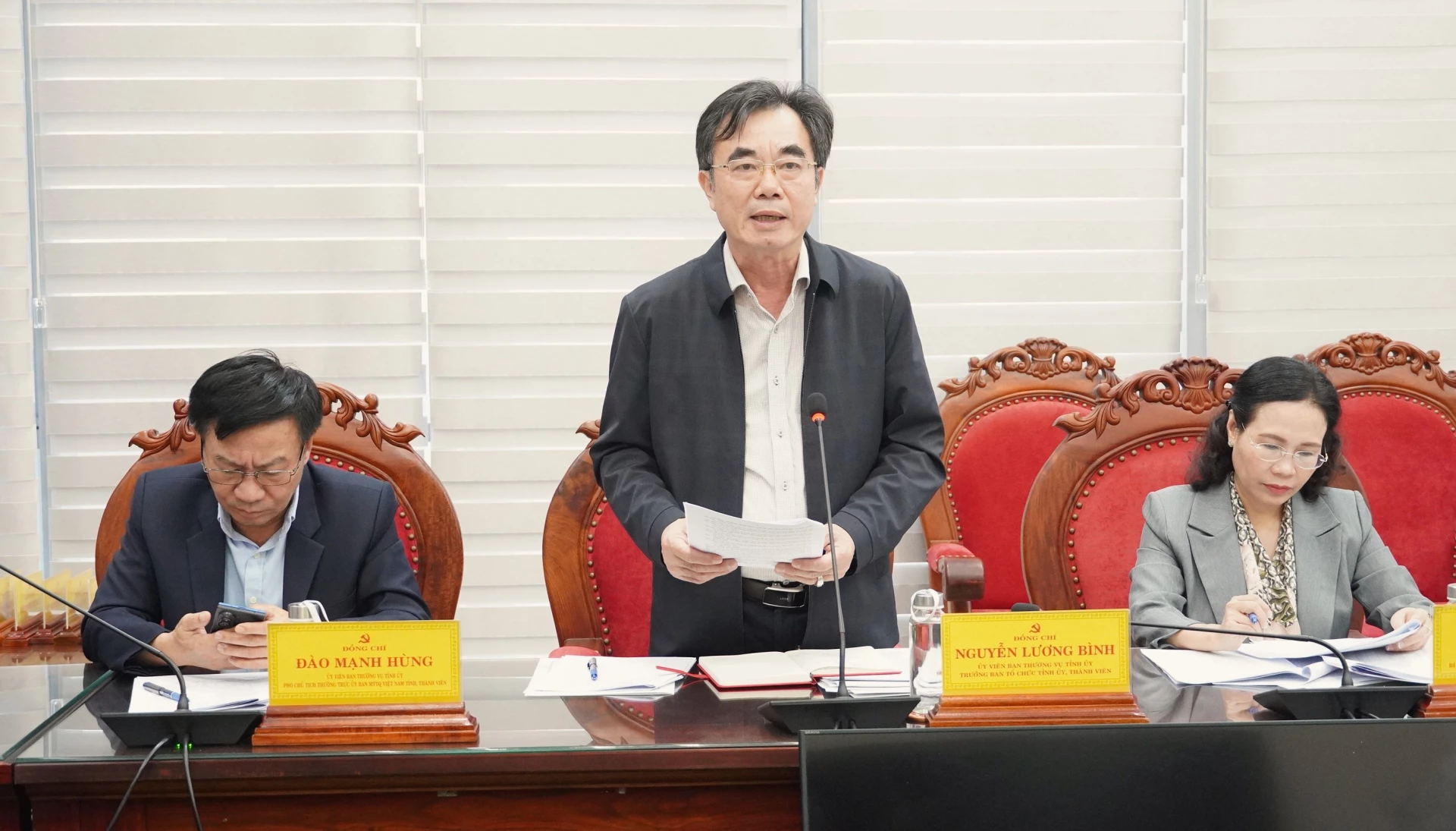 Đồng chí Nguyễn Lương Bình, Trưởng Ban Tổ chức Tỉnh ủy phát biểu tại cuộc họp - Ảnh: QV