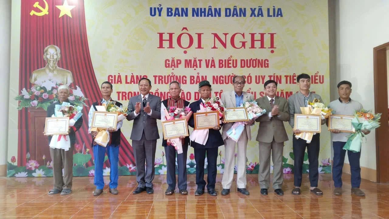 Lãnh đạo xã Lìa tặng giấy khen cho các cá nhân tiêu biểu có nhiều đóng góp trong phong trào Toàn dân bảo vệ an ninh Tổ quốc - Ảnh Hoàng Hùng