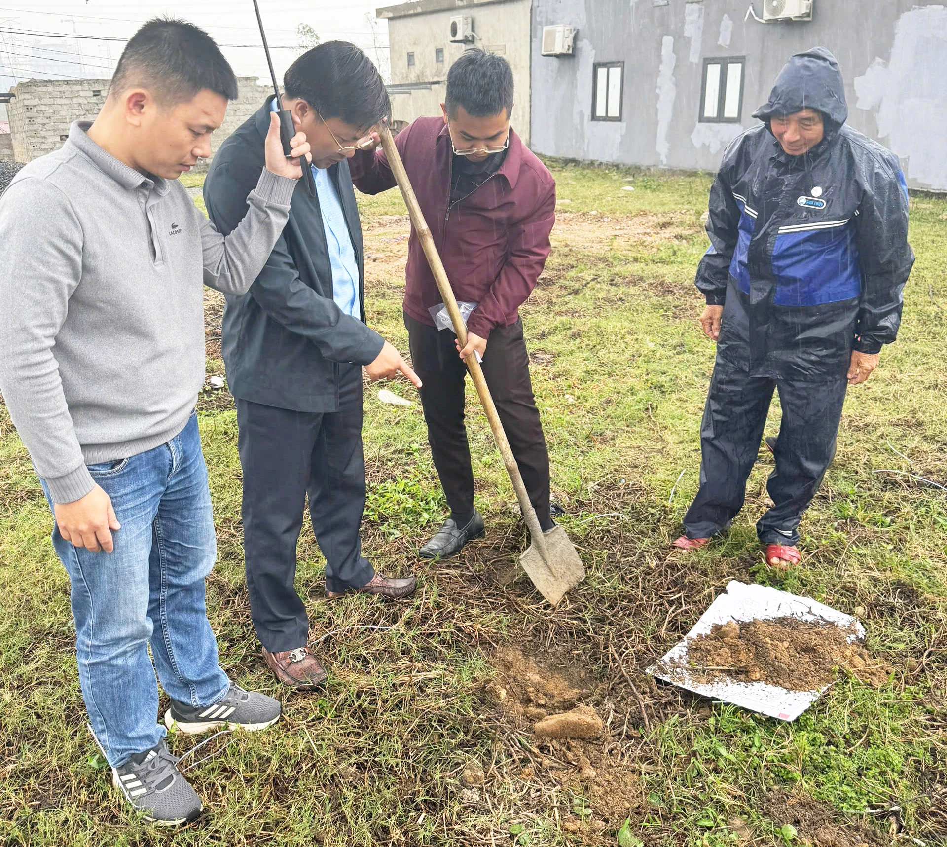 Đoàn kiểm tra của Sở Nông nghiệp và Môi trường kiểm tra thực tế tại thôn Vĩnh Sơn, xã Phú Trạch - Ảnh: P.V