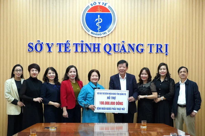 Trao hỗ trợ bệnh nhân nghèo phẫu thuật mắt