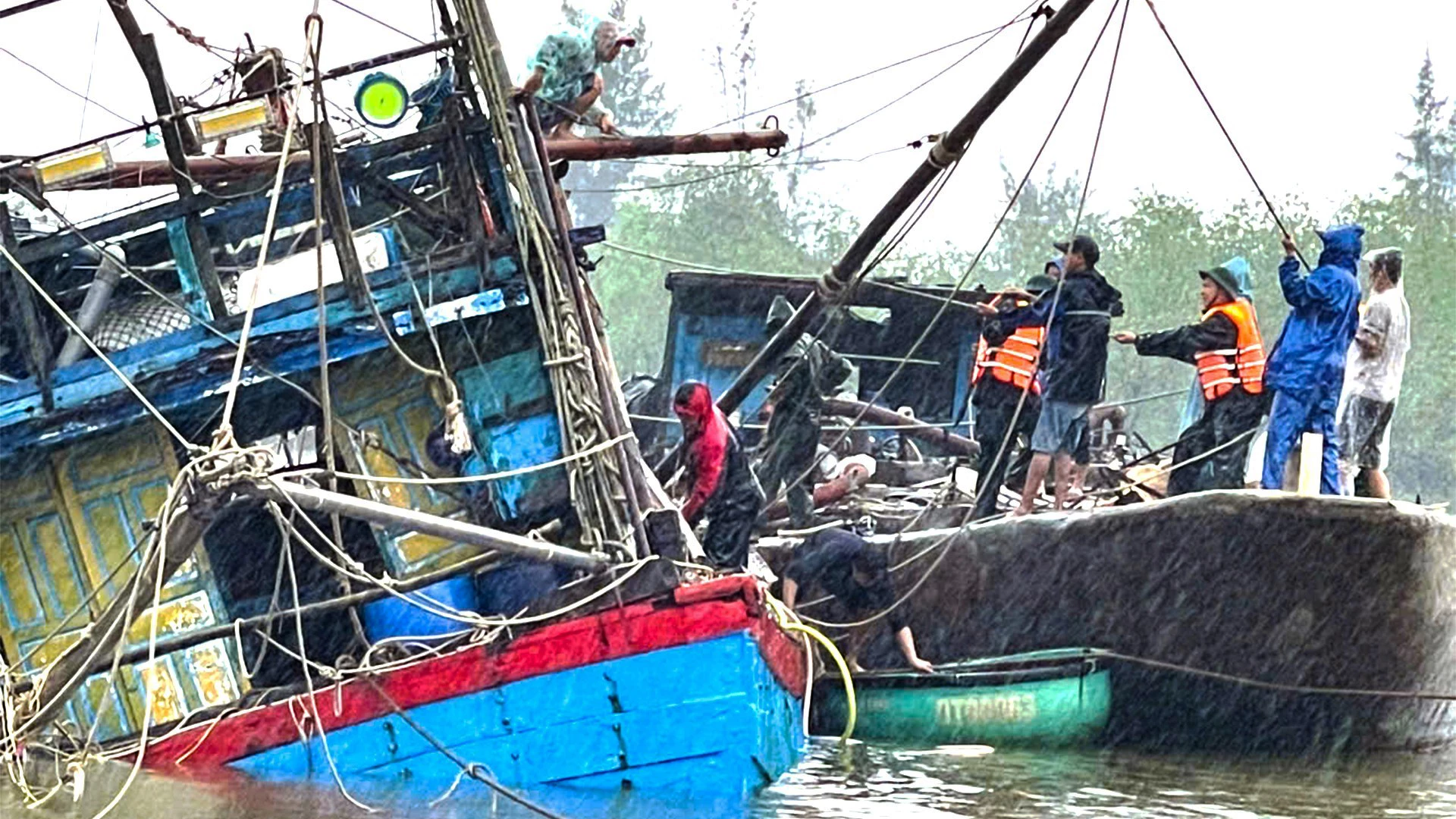 Cán bộ, chiến sĩ Đồn biên phòng Triệu Vân phối hợp cùng với Nhân dân hỗ trợ tàu cá gặp nạn - Ảnh: A.Q