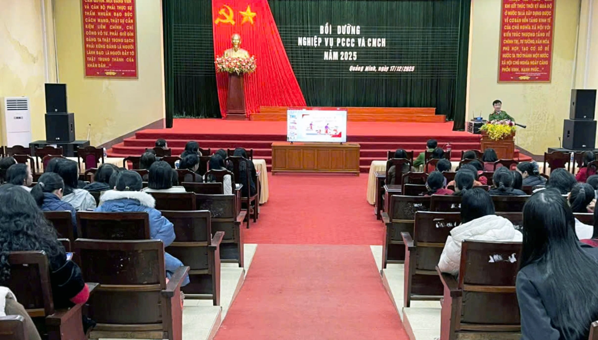 Cán bộ Phòng Cảnh sát phòng cháy chữa cháy và cứu nạn cứu hộ truyền đạt những nội dung cơ bản về Luật Phòng cháy chữa cháy sửa đổi-Ảnh: N.K

