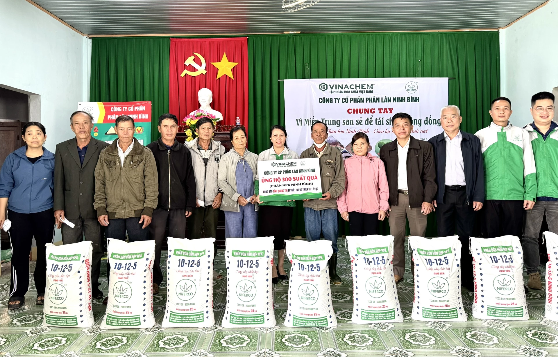 Nông dân vui mừng được Công ty Cổ phần phân lân Ninh Bình tặng phân bón trước vụ sản xuất mới - Ảnh: Việt Anh