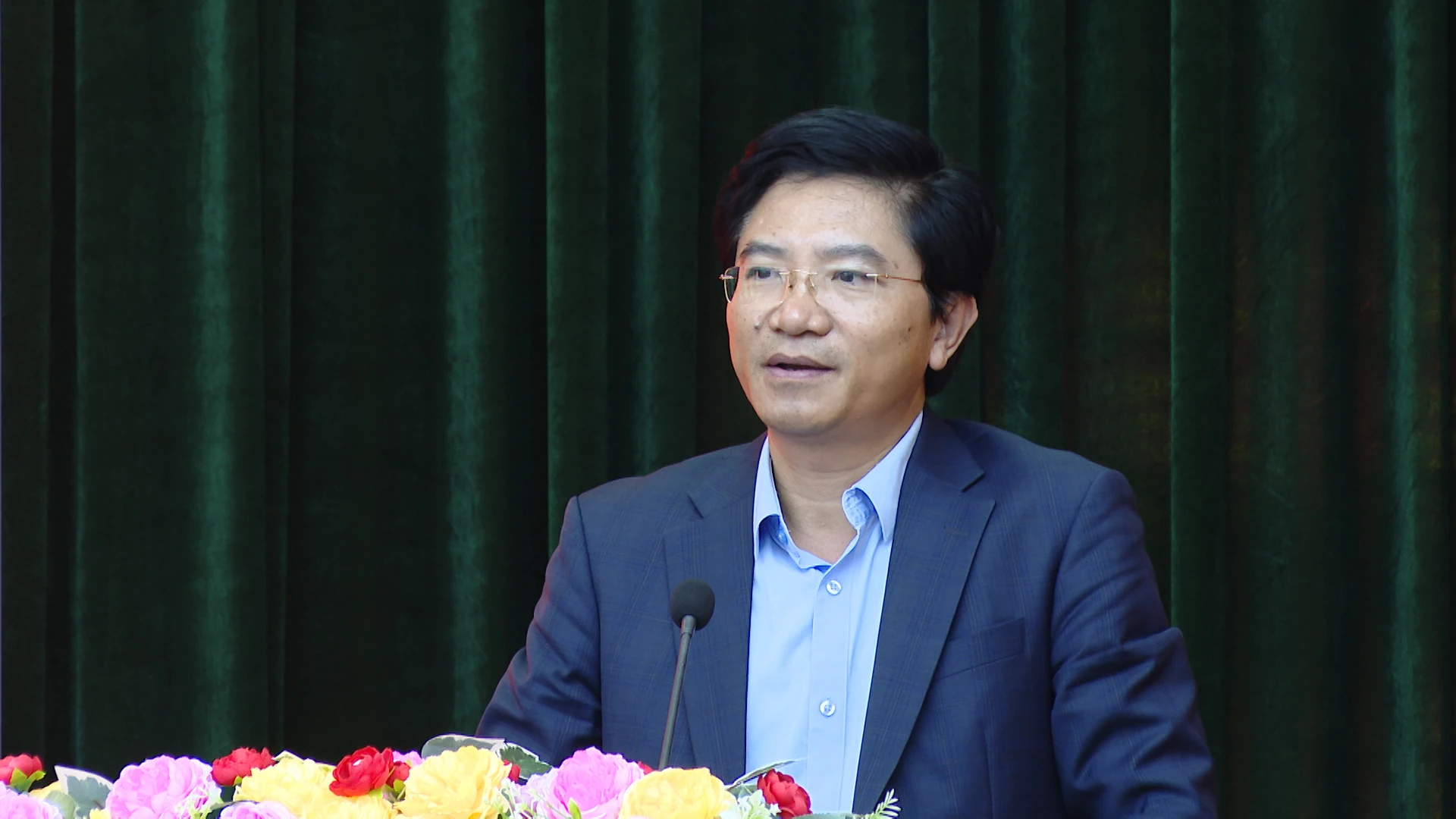 Đồng chí Trương An Ninh, Trưởng ban TG & DV Tỉnh ủy phát biểu tiếp thu ý kiến của cử tri - Ảnh: Đ.A