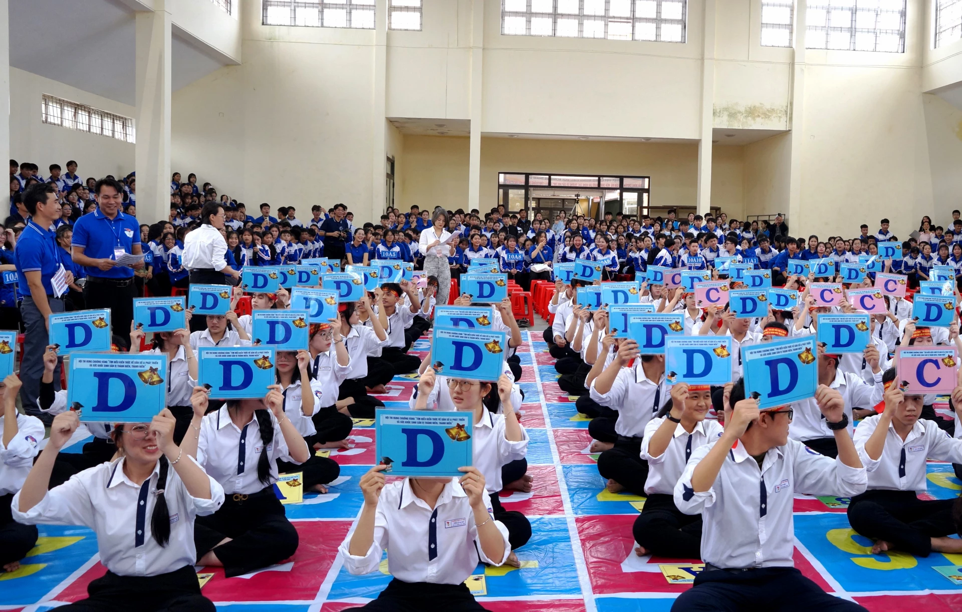 Các thí sinh tập trung trả lời câu hỏi kiến thức về dân số và sức khỏe sinh sản tuổi vị thành niên.