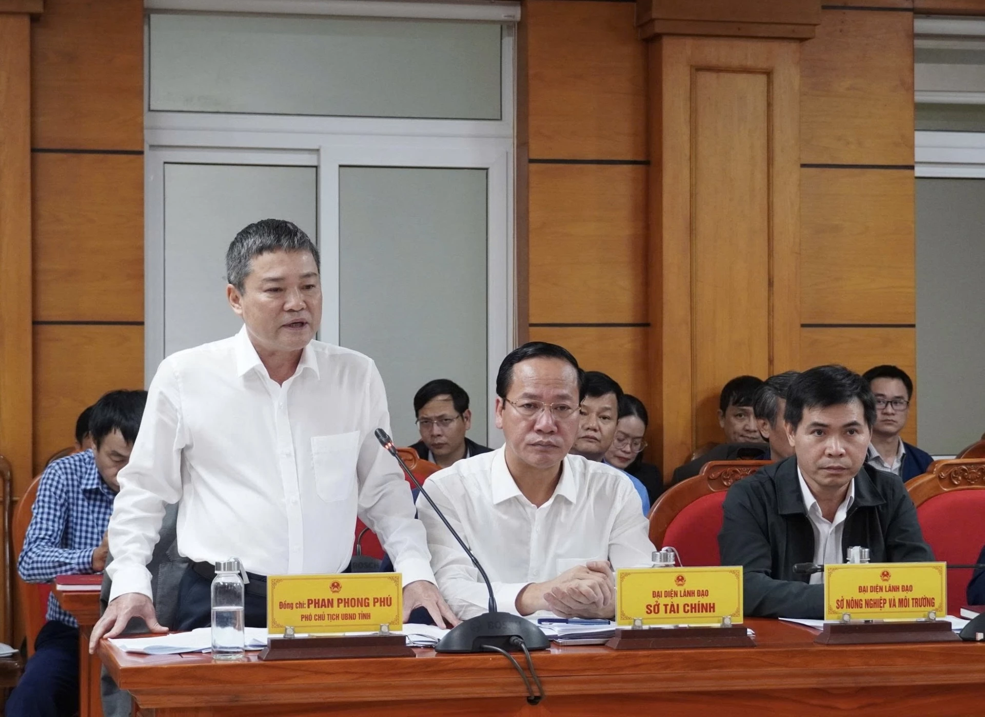 Đồng chí Phan Phong Phú, Phó Chủ tịch UBND tỉnh phát biểu tại phiên họp - Ảnh: Đ.A